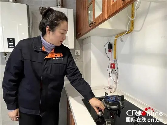 1684810035198195.jpg 杨晓宇现场演示正确关闭燃气阀门 摄影 张琪.jpg